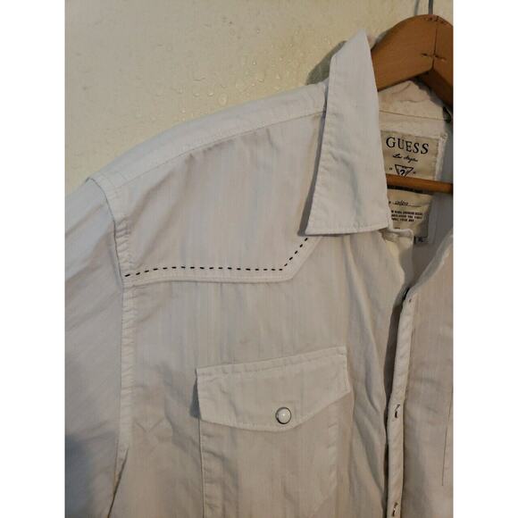 Men's Guess Logo White Shirt Short Sleeves Pockets Button Up Size XL pearl Snap - Picture 10 of 13